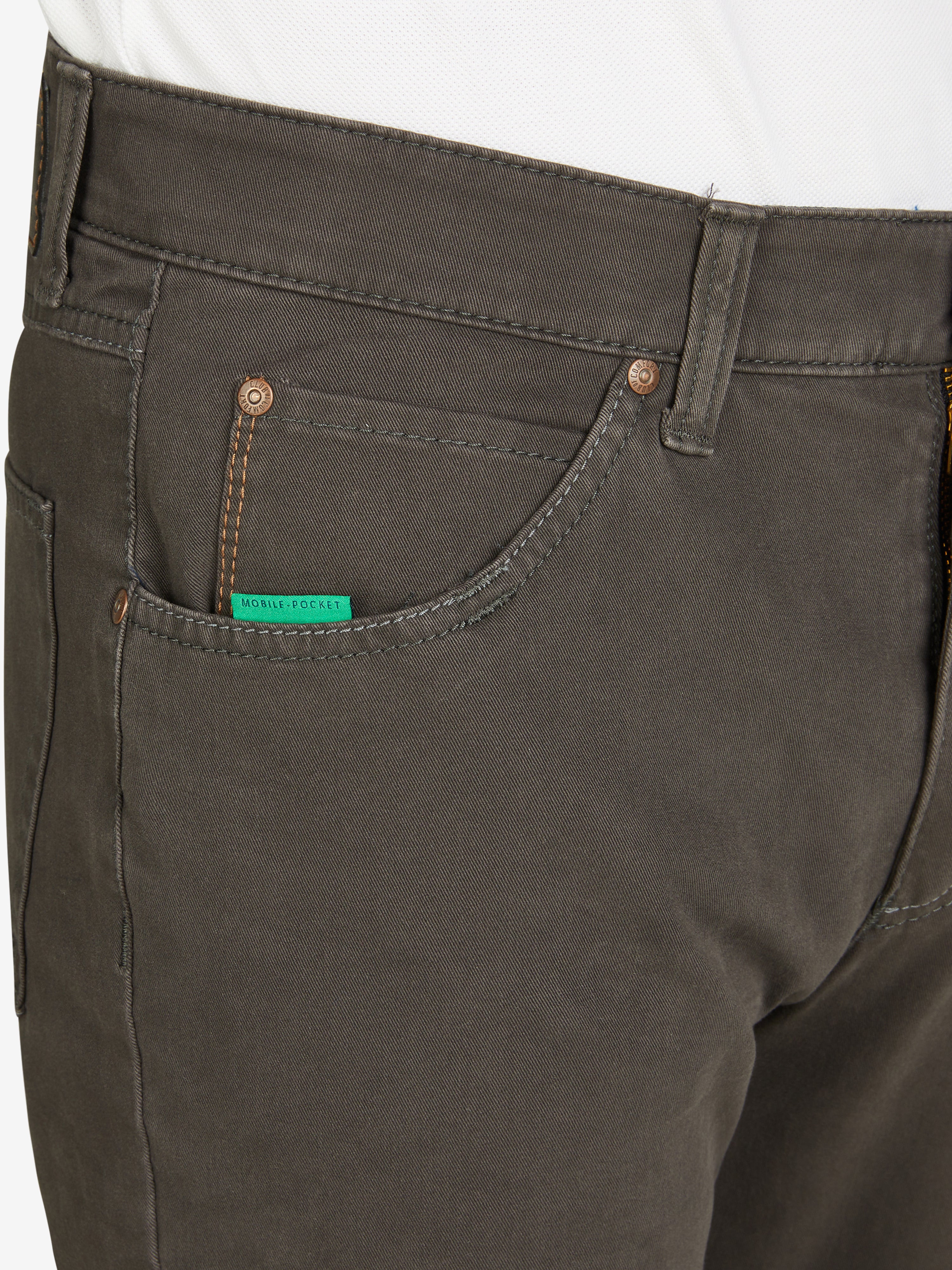 Detaillierter Blick auf die graue HENRY 8070 Hose von Club of Comfort mit 5-Pocket Design, elastischem Doppelstoffbund, Hemdstopper und separater Mobile Pocket in der rechten Vordertasche, hergestellt aus bi-elastischer Baumwolle, normaler Leibhöhe, slim Fit, inklusive langlebiger 360-Grad-Stretch-Technologie.