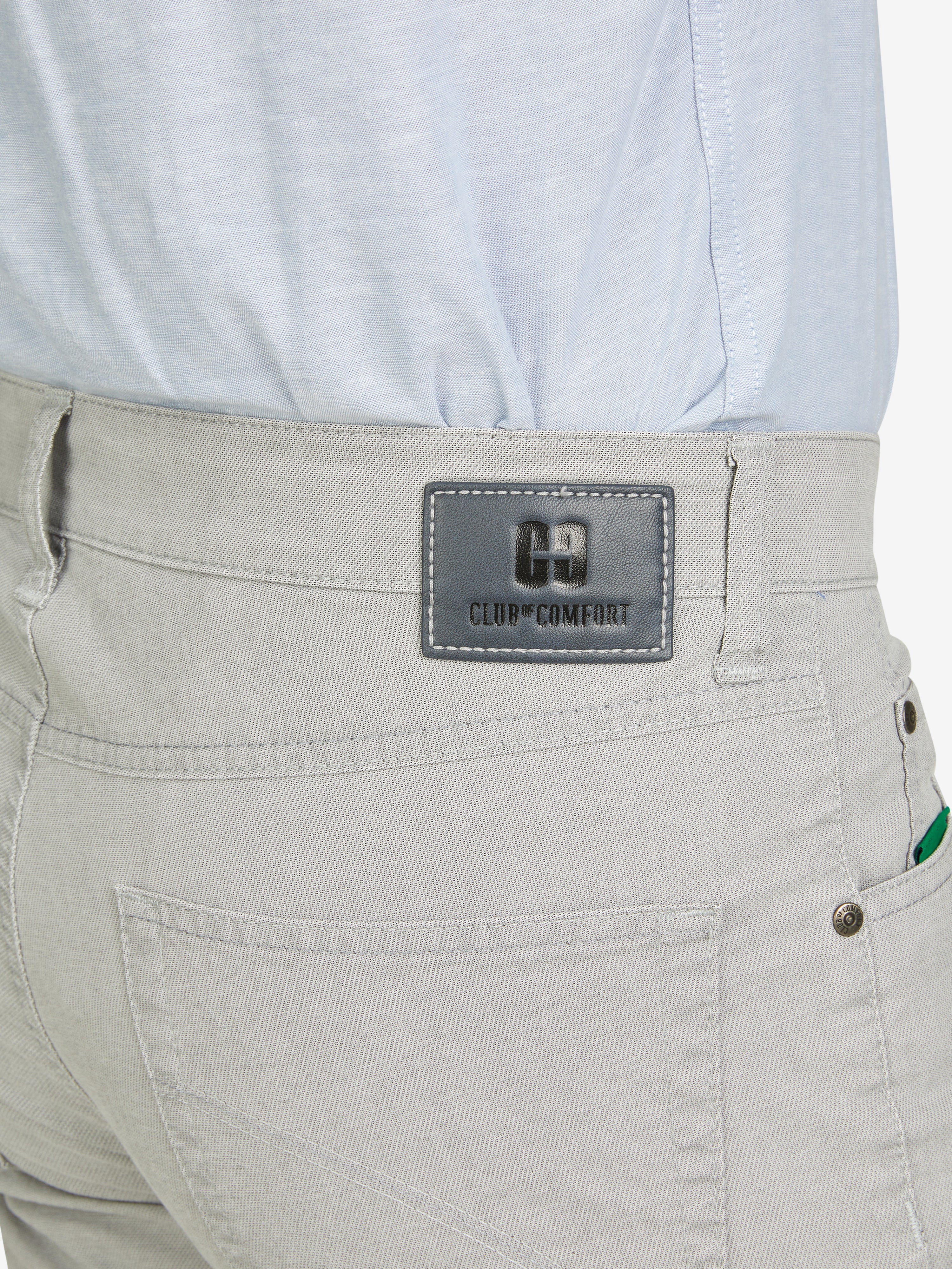 Grau-bunte 5-Pocket-Hose von Club of Comfort mit elastischem Doppelstoffbund, Hemdstopper, Mobile Pocket in der rechten Vordertasche, Stretch-Material aus Baumwolle, normaler Leibhöhe, schlankes Bein und schmaler Fußweite, ideal für Frühling/Sommer.