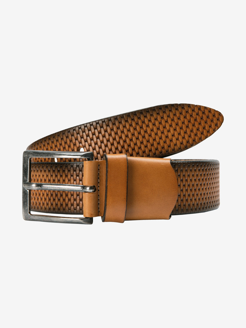Ein brauner Ledergürtel mit einer silbernen Schnalle, der an einem Ende in die Länge gezogen ist, die andere Seite liegt auf einem weißen Hintergrund. Der Gürtel hat ein geprägtes Muster aus kleinen, gleichmäßigen Rauten.