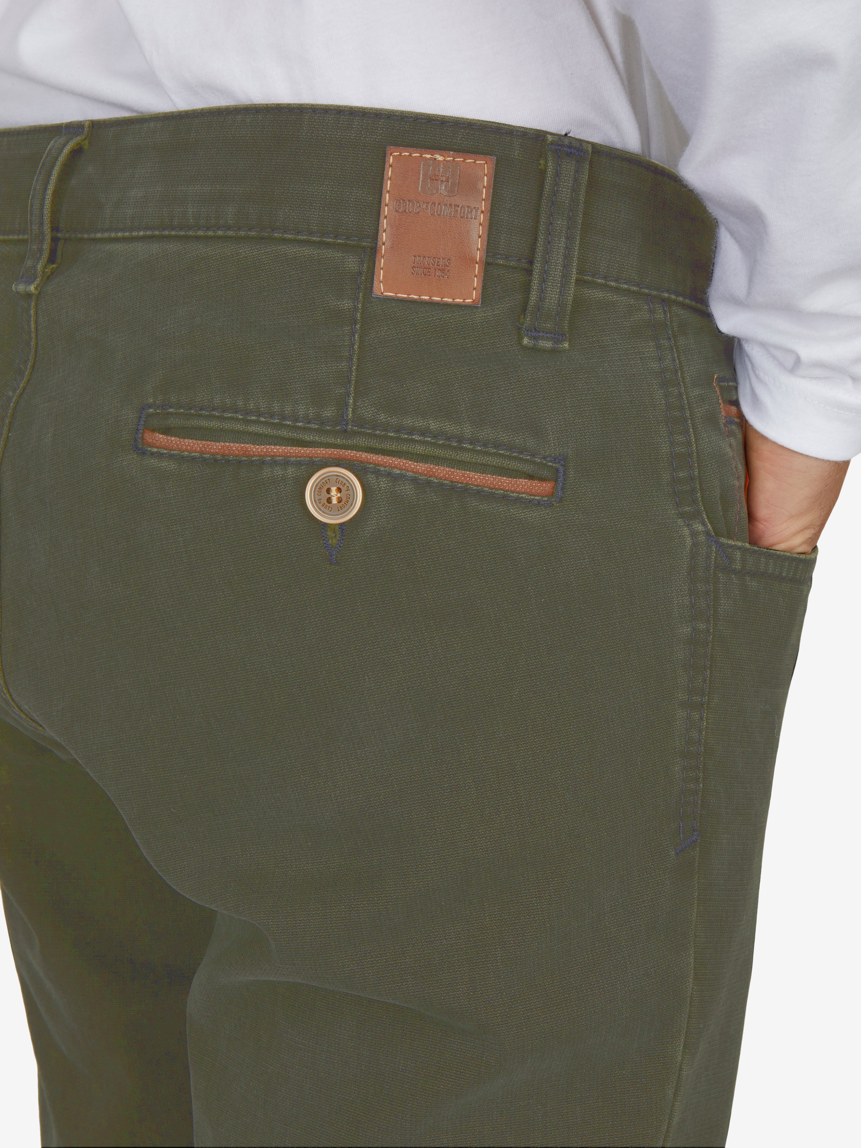 Nahaufnahme einer grünen MARVIN 7218 Hose in Khaki, mit elastischem Comfortbund, Hemdenstopper und doppelt paspelierter Münztasche, gefertigt aus Mikrostruktur-Baumwolle mit High Stretch, im Herbst/Winter-Design.