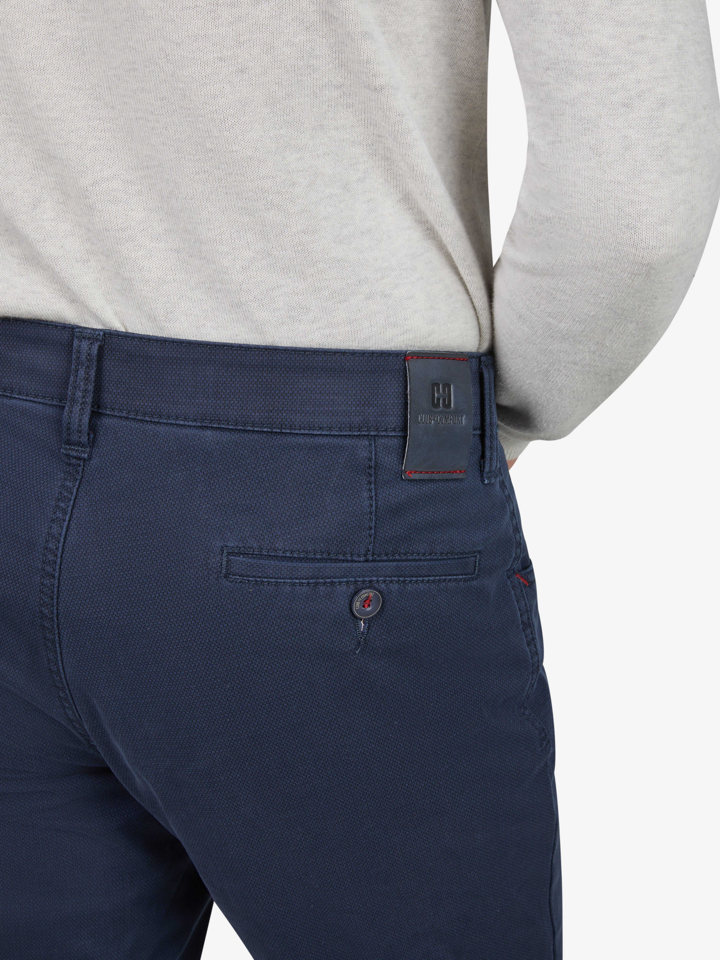 Blaue MARVIN 8225 Thermohose von Club of Comfort mit Swing-Pocket, Comfortbund, Kontrastmünztasche, Regular Fit, High Stretch, Thermolite-Wärmeisolierung, hergestellt in Deutschland, für Herbst/Winter, gezeigt an einer Person in hellem Pullover.