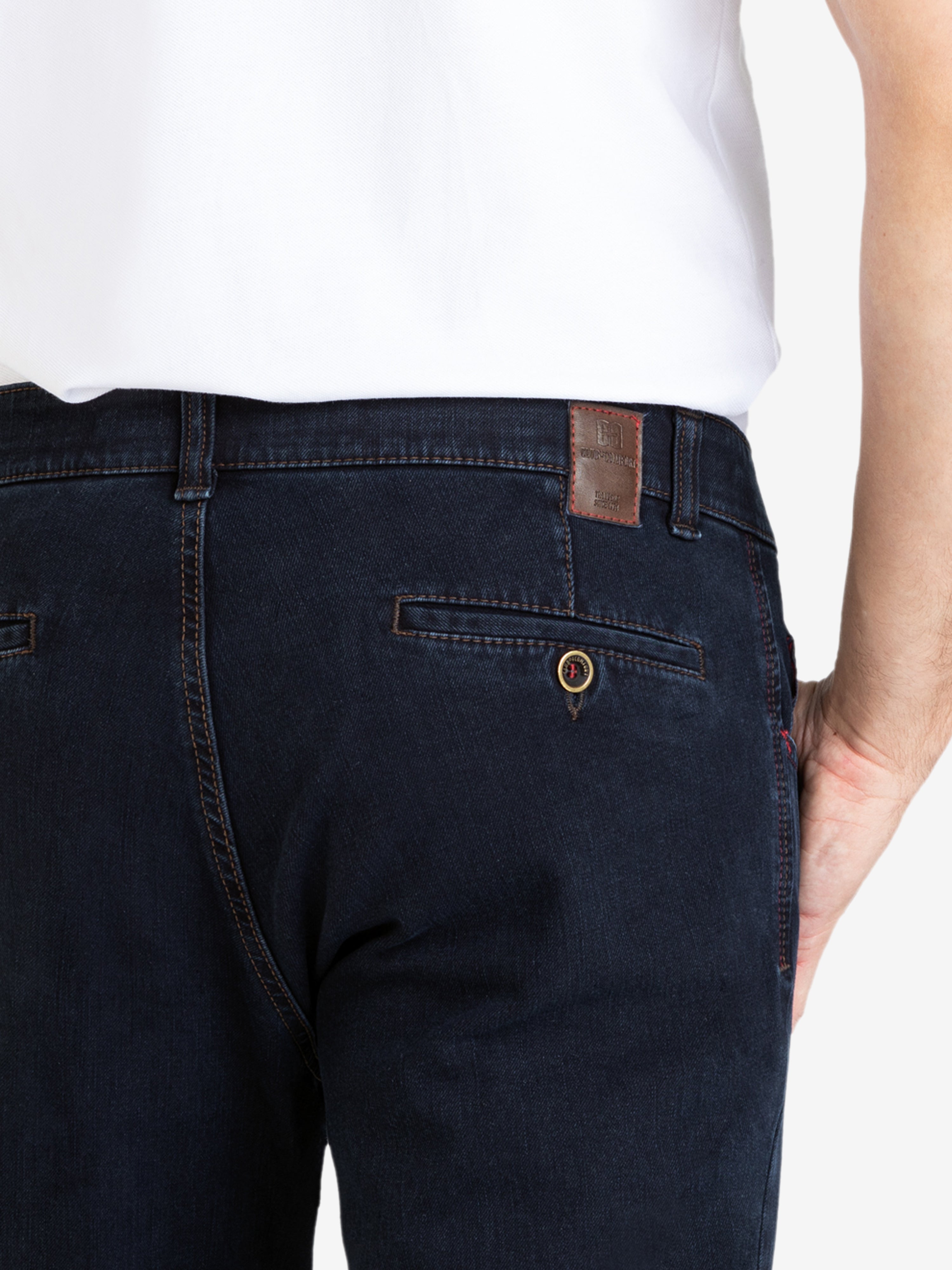 Hose MARVIN 7054 in Dunkelblau, aus elastischem Bi-Stretch-Denim mit Comfortbund und Swing-Pockets, Modell mit normaler Leibhöhe, schmalem Bein, 360° Stretch, formstabil durch T400-Beimischung, Hersteller Club of Comfort, für Ganzjahres, reguläre Passform.