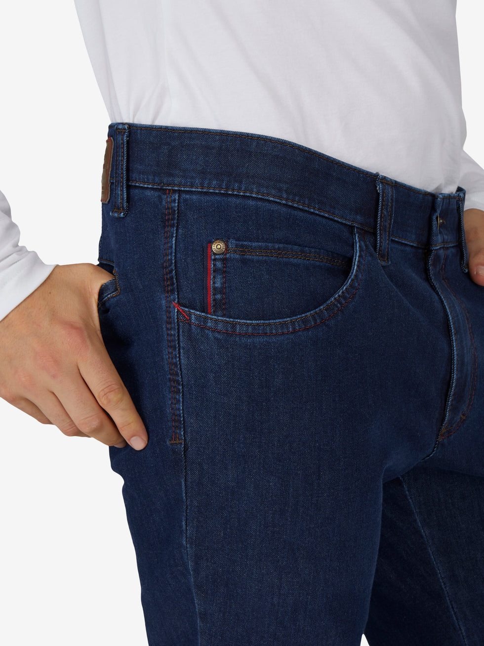 Nahaufnahme einer Person in jeansblauer Hose „MARVIN 7054“ von Club of Comfort, mit elastischem Komfortbund, Swing-Pocket, modifizierte 5-Pocket-Form, Regular Fit, aus hochelastischem Bi-Stretch-Denim mit T400-Beimischung, formstabil, kurz, ganzjährig, blaue Farbfamilie.
