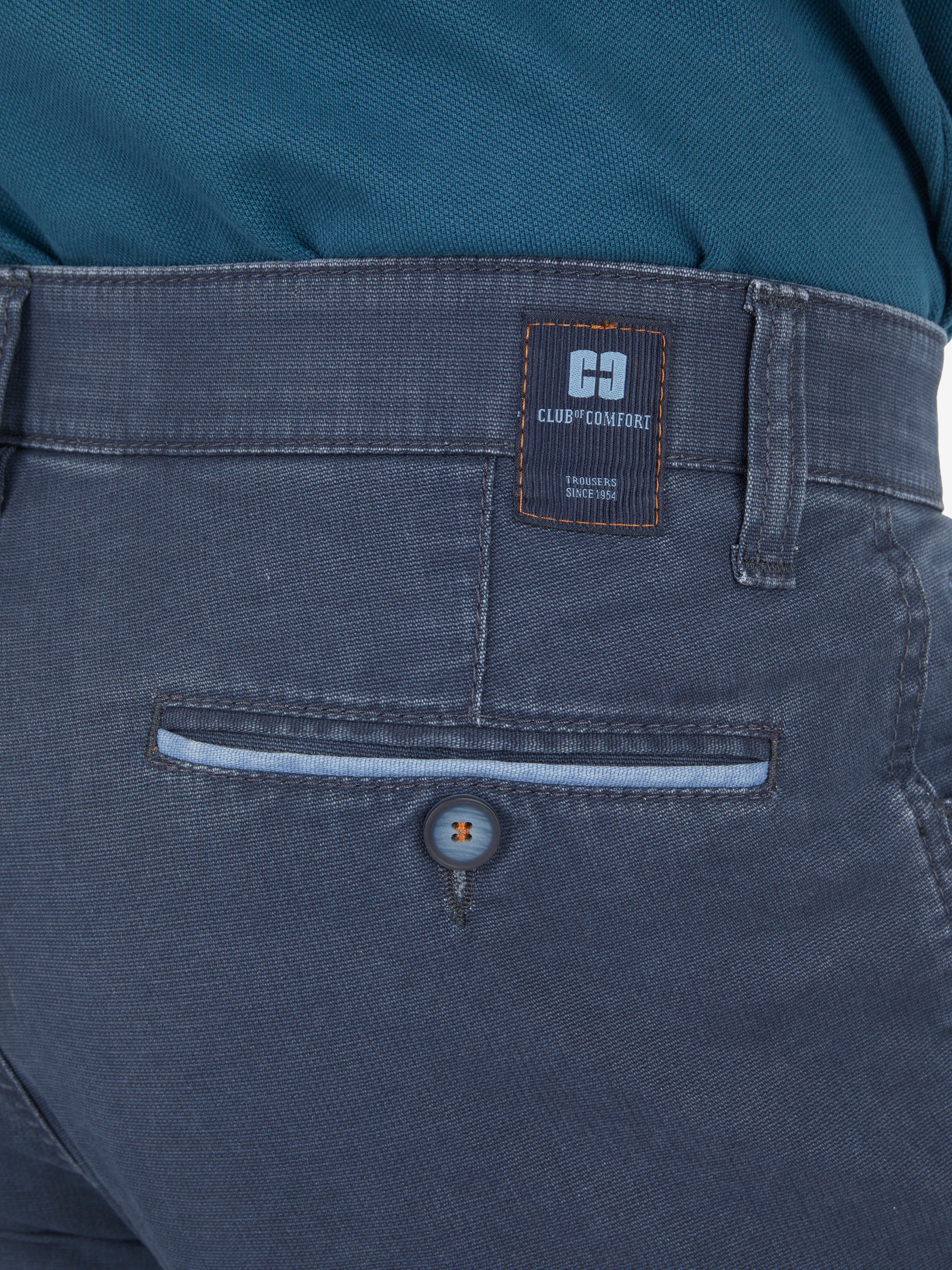Nahaufnahme der mittelblauen MARVIN 7506 Hose von Club of Comfort, mit elastischem Comfortbund, Hemdenstopper, modifizierter 5-Pocket-Form, weich gefütterter Münztasche mit Kontrast-Patch, aus High Stretch-Baumwolle in Mikrostruktur, für Frühling/Sommer, Regular Fit.