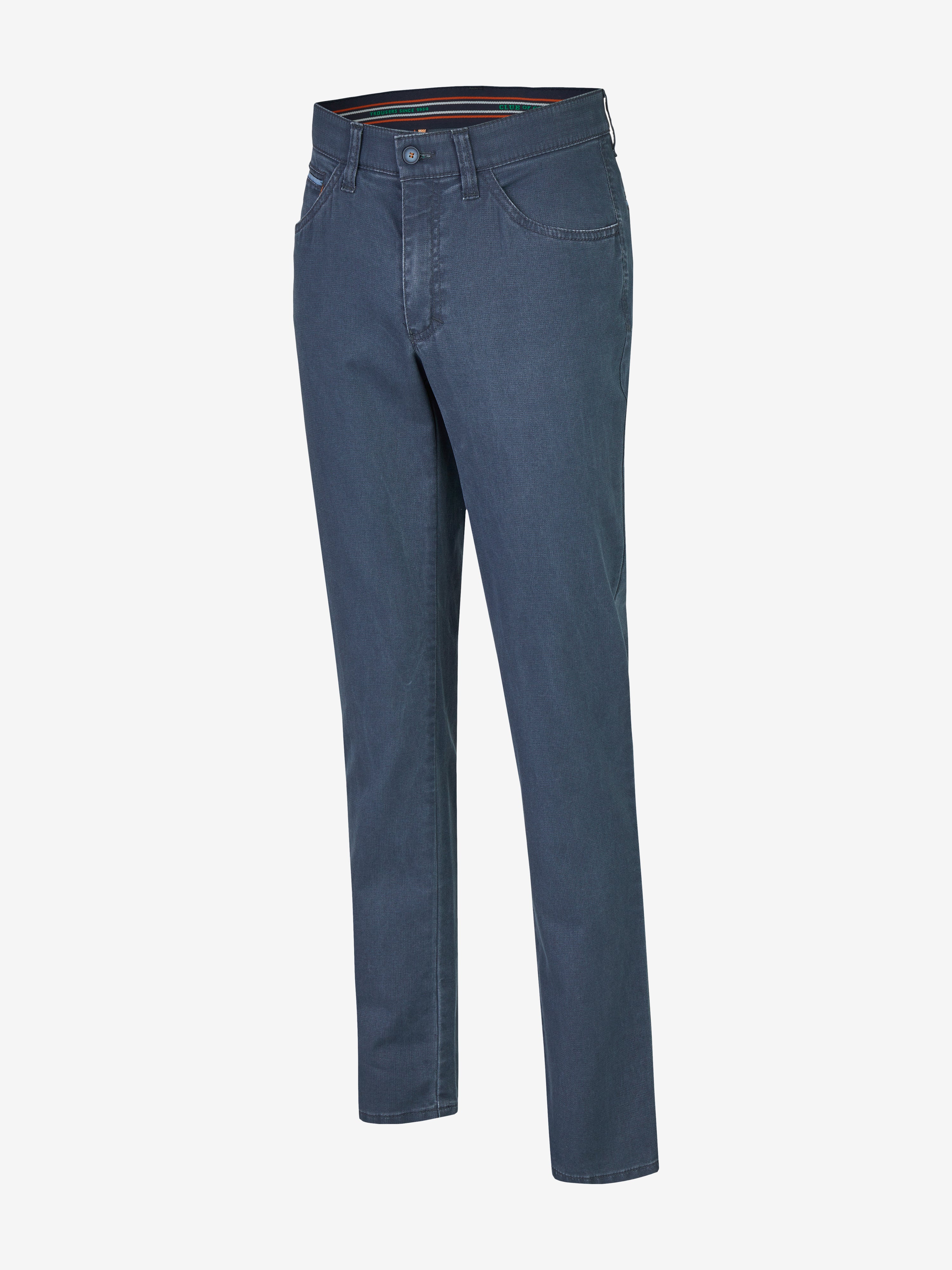 Mittelblaue Hose MARVIN 7506 von Club of Comfort mit normaler Leibhöhe, Schlankes Bein, Comfortbund, Hemdenstopper, Swing-Pocket, doppelt paspelierte Münztasche mit Kontrast-Patch, High Stretch-Baumwolle, Mikrostruktur, made in Green by Oeko-Tex, geeignet für Frühjahr/Sommer, reguläre Passform.