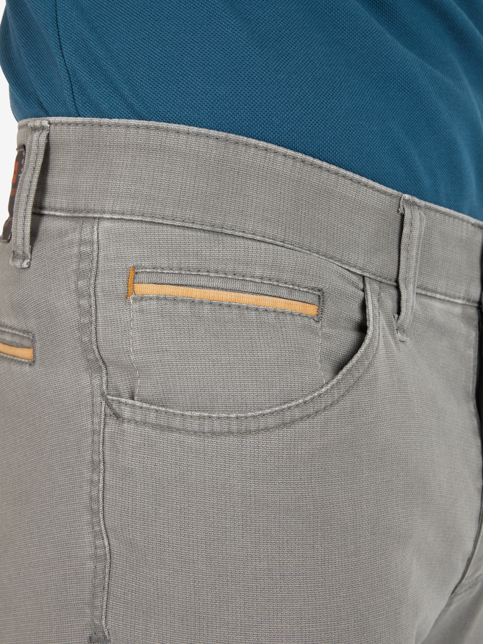 Nahaufnahme einer grauen, modifizierten 5-Pocket-Hose von Club of Comfort, mit elastischem Comfortbund, Hemdenstopper, kontrastfarbiger Münztasche, High Stretch Baumwolle in Mikrostruktur, perfekte Passform, Frühling/Sommer, in grau, made in Green by Oeko-Tex.