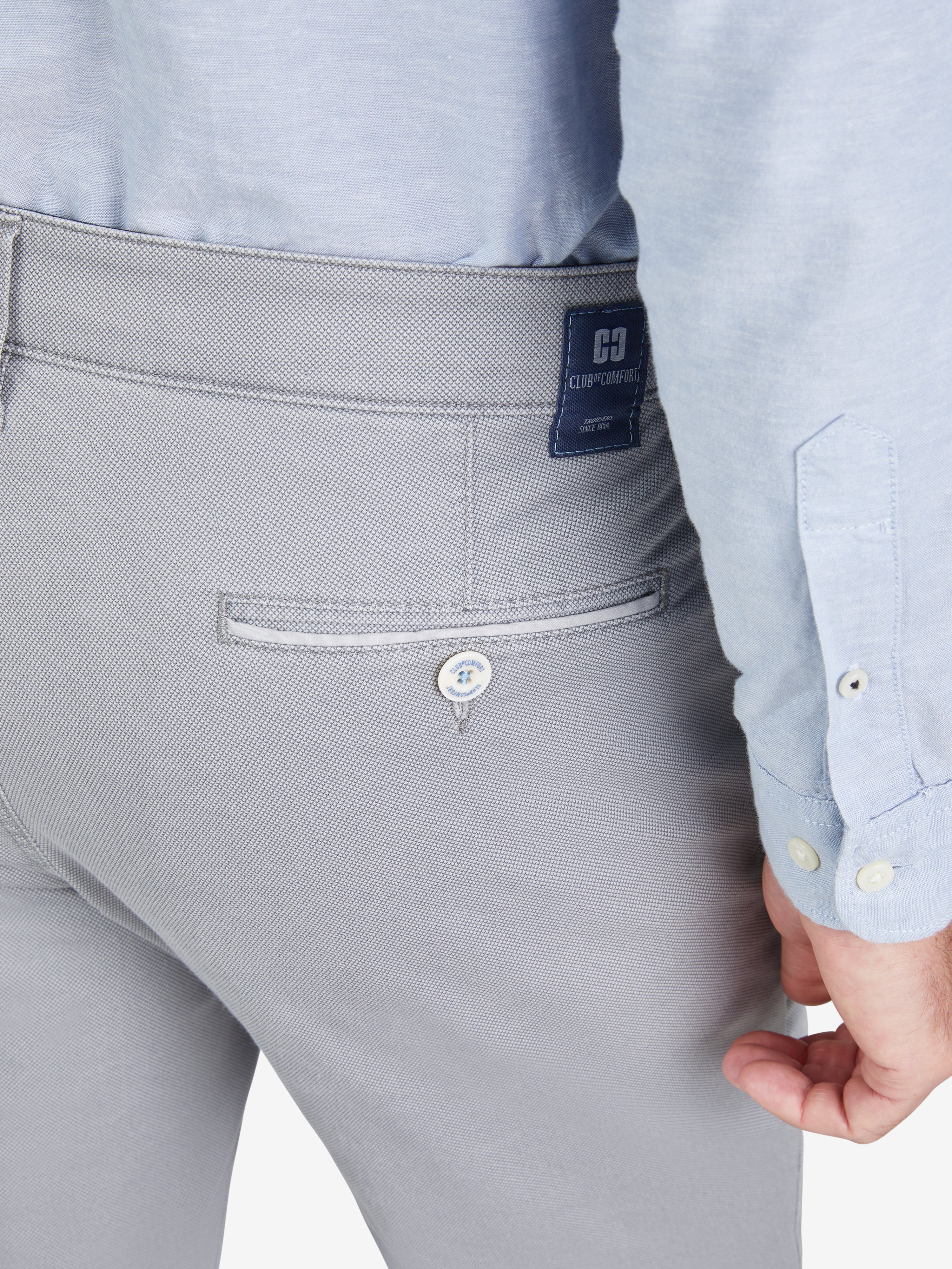 Nahaufnahme einer grauen Herren-Hose (Modell MARVIN 8103) aus Baumwoll-High-Stretch mit Micro-Print, elastischem Comfortbund, Hemdenstopper und doppelt paspelierter Münztasche. Das Bild zeigt den Rücken, die Hose mit 5-Taschen-Design, Hersteller-Label "Club of Comfort" und schlankes Beindesign.