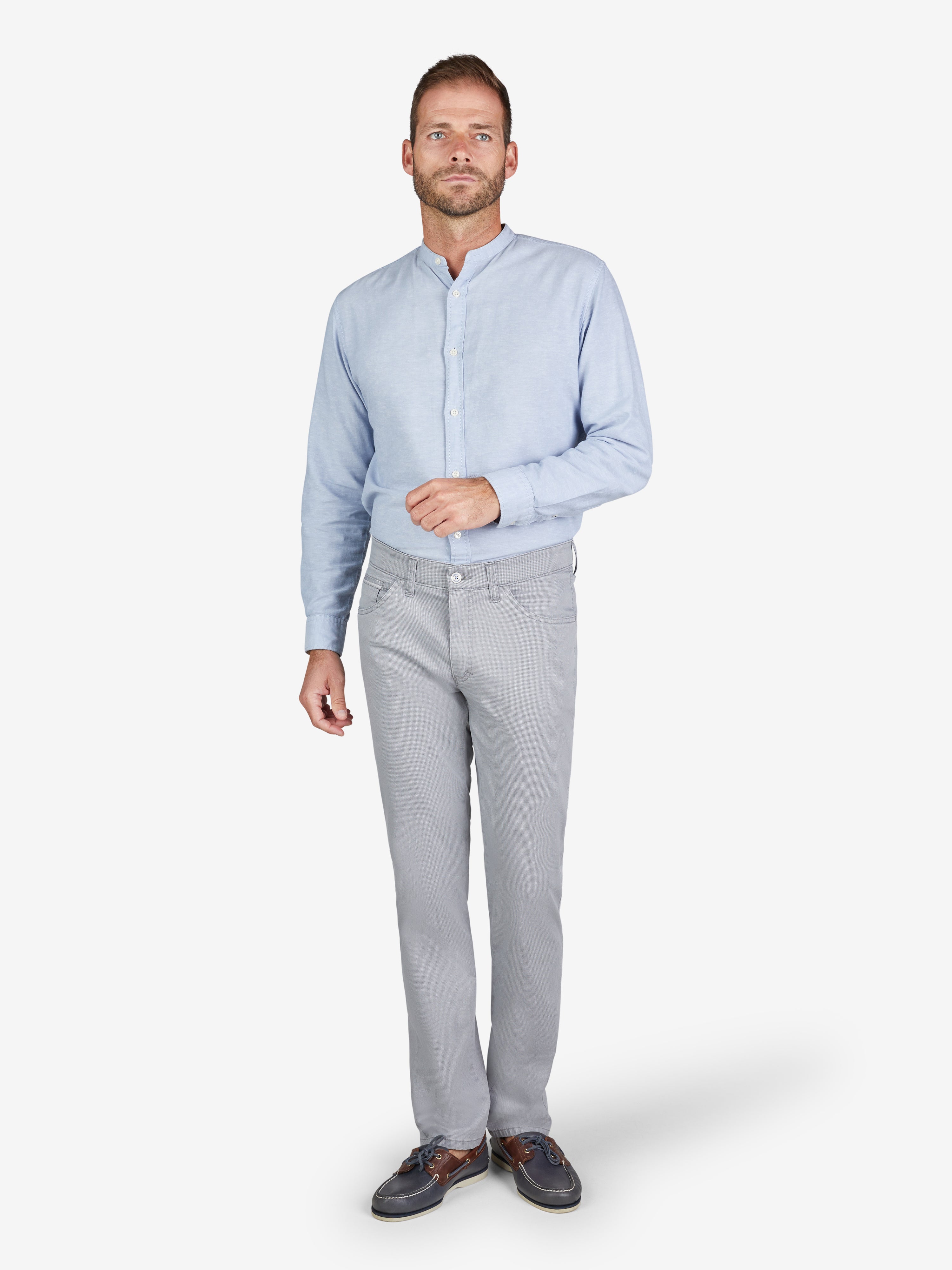 Mann trägt Light Blue Hemd und grau MARVIN 8103 - grau Hose mit elastischem Comfortbund und Hemdstopper, modifizierte 5 Pocket, aus leichtem Baumwoll-High-Stretch mit Mikro-Print, sichtbar vor weißem Hintergrund.