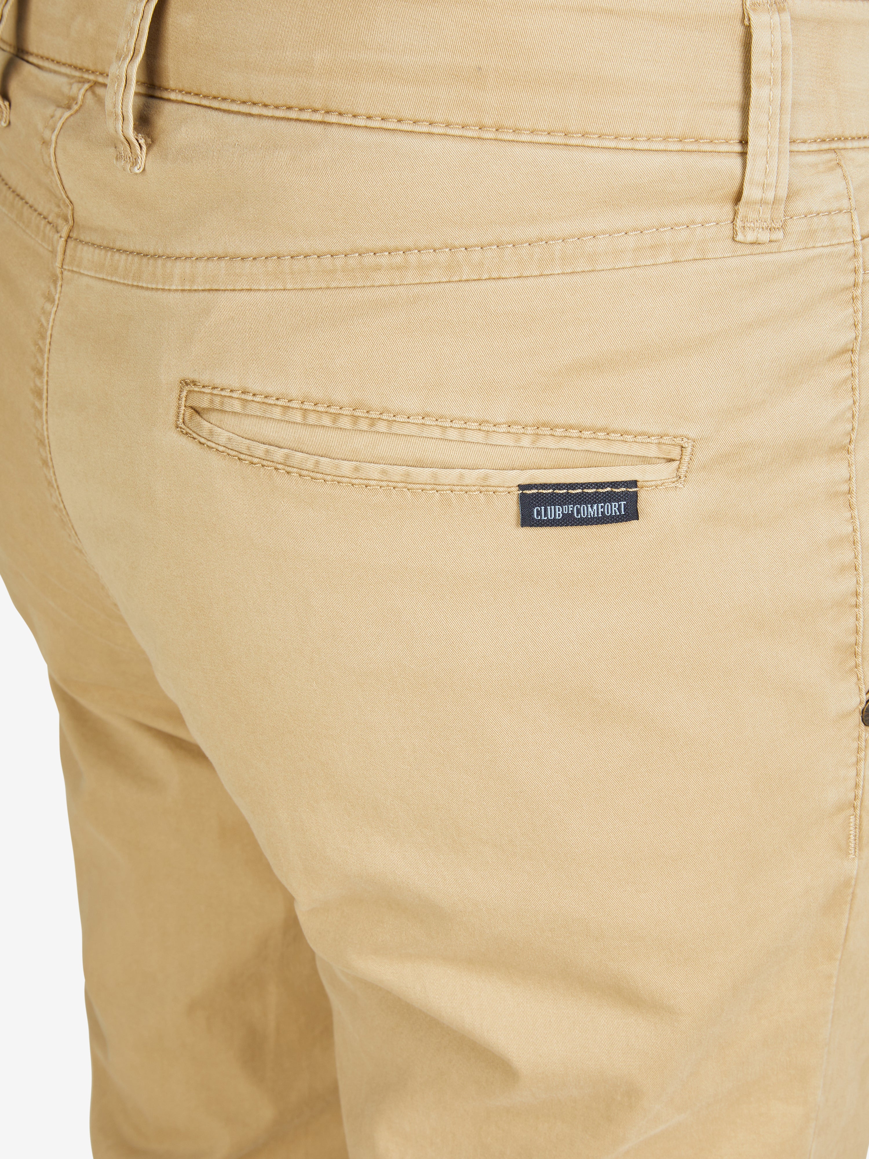 Nahaufnahme einer beigen Chinohose von Club of Comfort, mit elastischem Comfortbund, Hemdstopper und Münztasche. Hochwertiges Baumwoll-High-Stretch-Material, schlanker Beinverlauf, normale Leibhöhe.