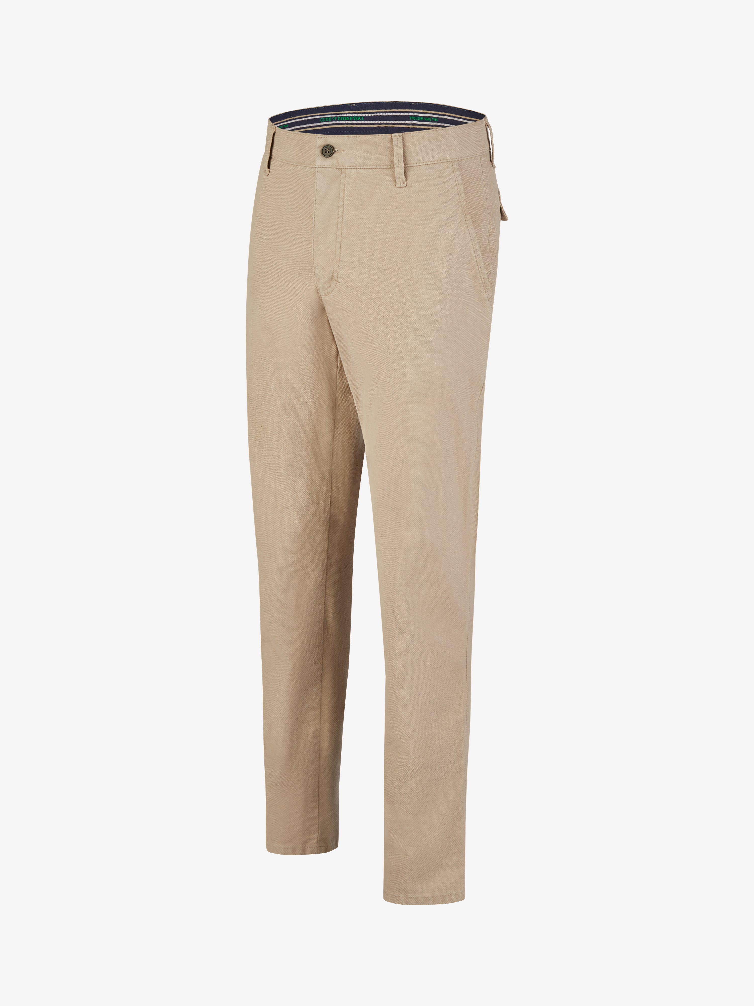 Bequeme hellbeige Chino im Tapered Fit von Club of Comfort, mit elastischem Comfortbund, Hemdenstopper, High Stretch Baumwollstruktur, normale Leibhöhe, Plus an Gesäß- und Oberschenkelweite, schmaler Beinverlauf, Made in Green by Oeko-Tex, geeignet für Herbst/Winter.