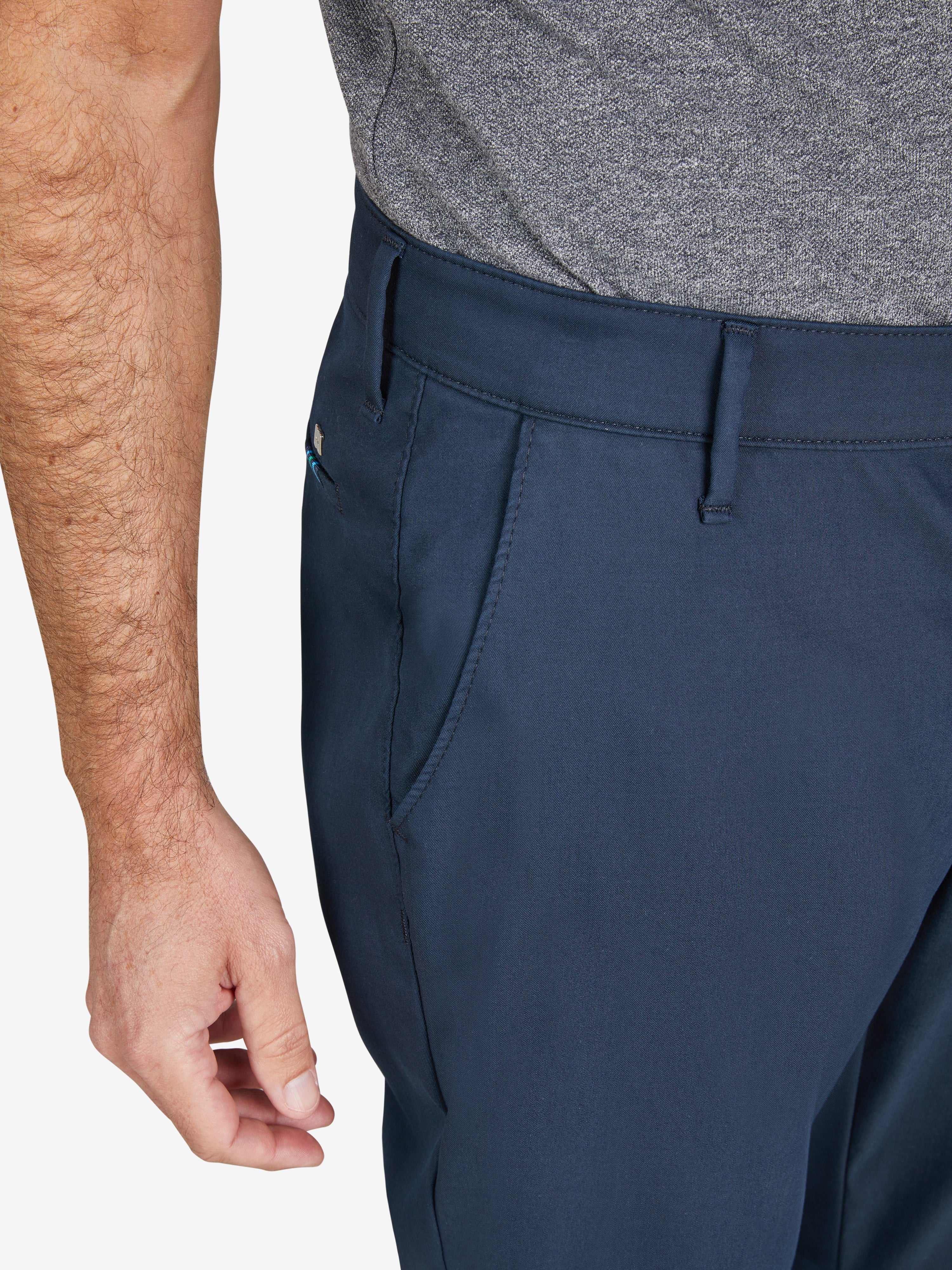 Blaue Chino-Hose ROB 8130 im Tapered Fit von Club of Comfort mit elastischem Komfortbund, Hemdenstopper, high Stretch-Techno-Cotton, normale Leibhöhe, Plus an Gesäß- und Oberschenkelweite, sommerlich leichtes Material, perfekt für ganzjährige Tragezeit.