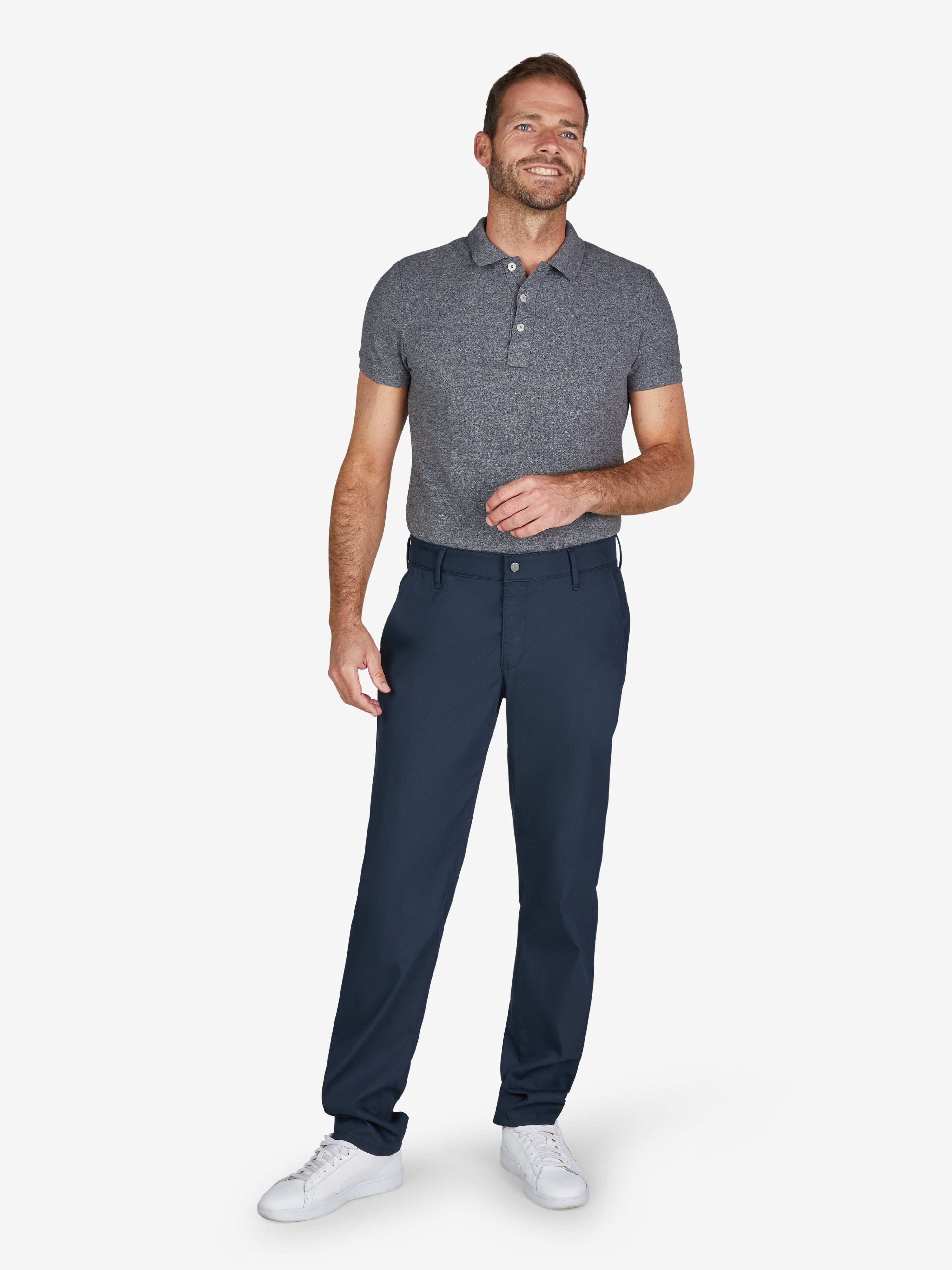 Mann trägt eine graue Polo-Hemd und eine marineblaue Chinohose ROB 8130 im Tapered Fit mit Comfortbund, Hemdenstopper und High Stretch-Technologie, hergestellt von Club of Comfort, geeignet für das ganze Jahr, in Blau, an einem weißen Hintergrund.
