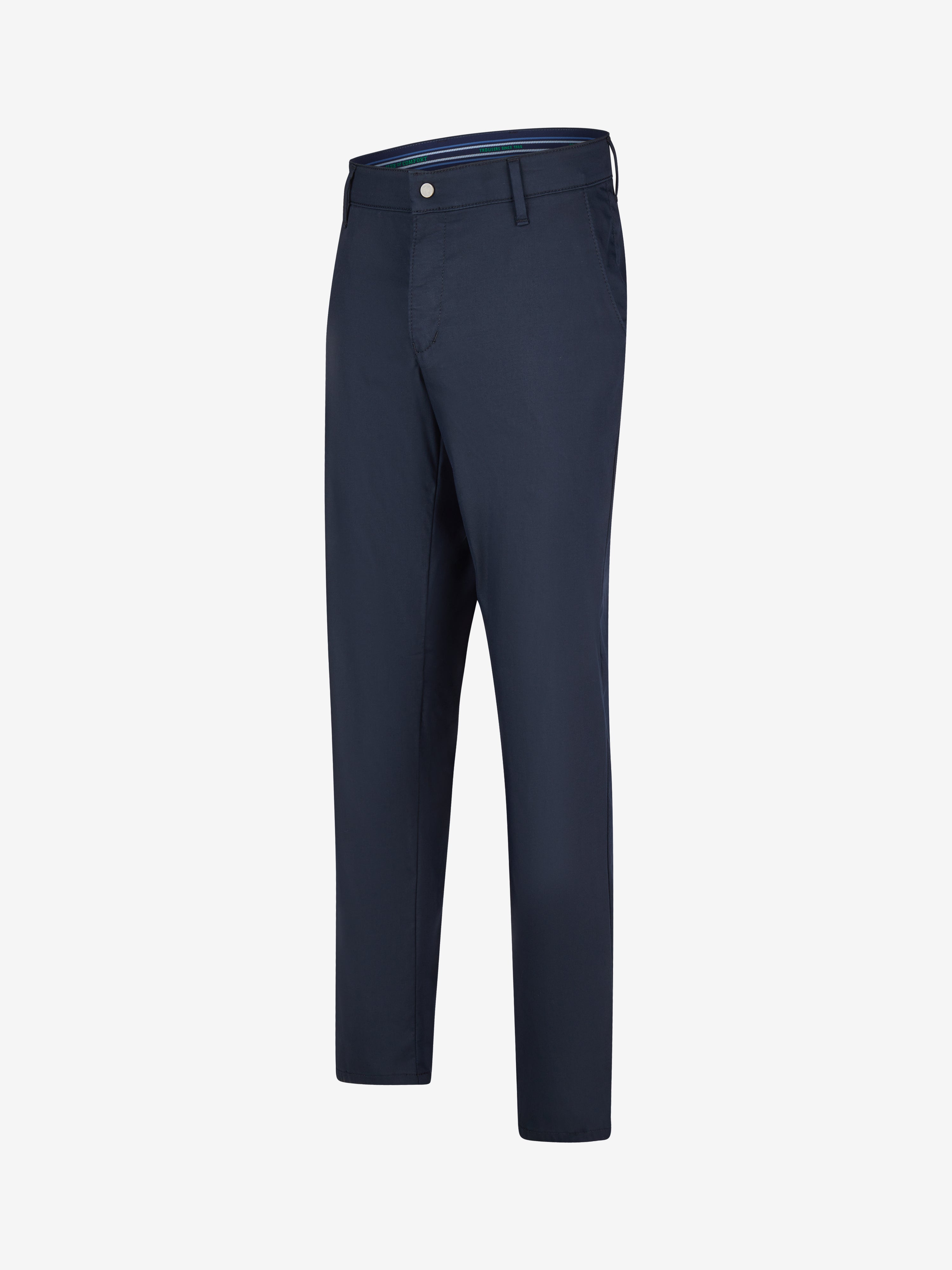 Robuste blaue Chinohose "ROB 8130" von Club of Comfort in Tapered Fit mit elastischem Comfortbund, Hemdenstopper und High Stretch-Technologie. Komfortable Baumwollhose mit Standard-100-Oeko-Tex, normale Leibhöhe, gestreckter Schnitt, für Ganzjahresnutzung.