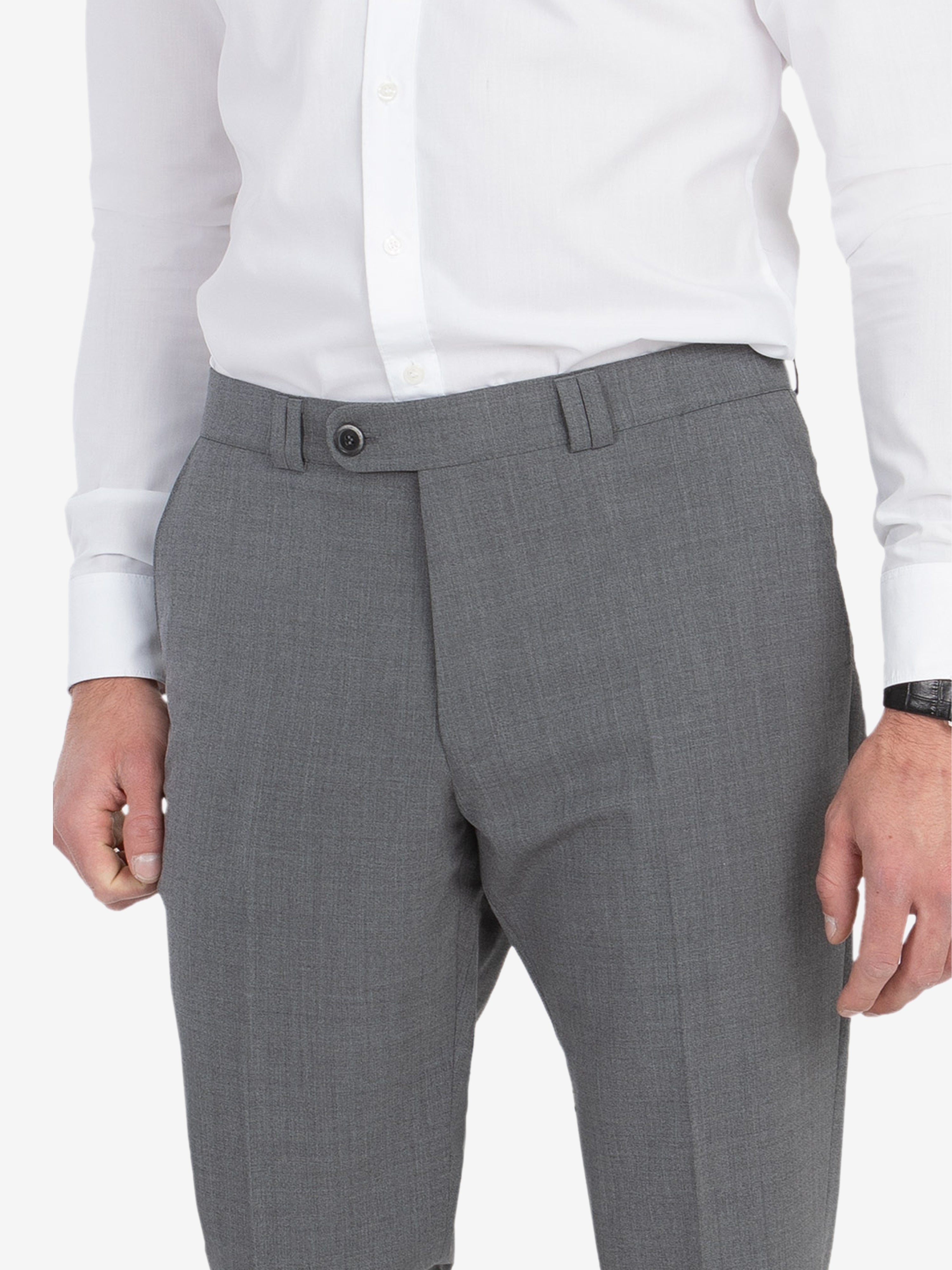 Mann trägt graue SANTOS 2590 Flat Front-Hose von Club of Comfort mit elastischem Komfortbund, Hemdenstopper, geradem Bein und niedriger Leibhöhe, aus waschbarer Woll-Misch-Qualität, Fokus auf Hüft- und Taillenbereich.