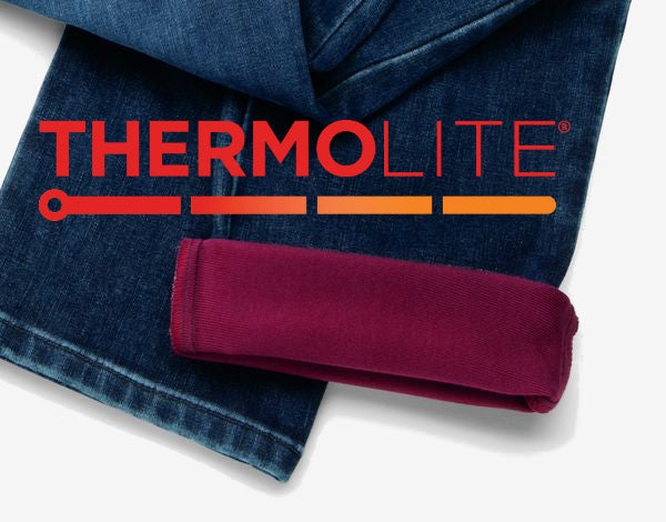 Ein dunkelblauer Jeansstoff liegt flach auf einer weißen Oberfläche. Darauf liegt das Logo "THERMOLITE" in roter und schwarzer Schrift, mit einem thermischen Farbverlauf unterhalb. Eine rot gepolsterte, flexiblen Beinstulpe für Kälteschutz liegt in der unteren Bildmitte.