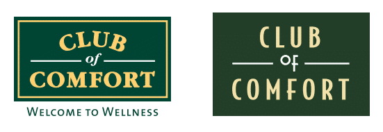 Zwei Logos des "Club of Comfort": Das erste hat einen grünen Hintergrund mit einem hellgelben Rahmen, gelber Schrift für "Club of Comfort" und eine weiße Linie, die durch "Welcome to Wellness" unterstrichen wird. Das zweite Logo zeigt den Text "Club of Comfort" in cremefarbenen Buchstaben auf dunkelgrünem Hintergrund, ohne zusätzlichen Text.