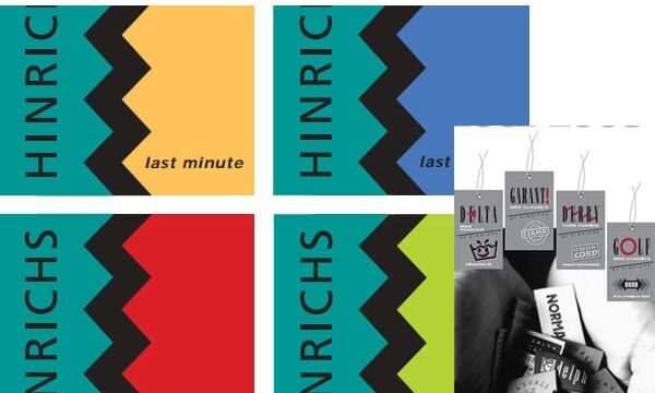 Vier farbige Plakate mit dem Schriftzug "HINRICHS" und den Worten "last minute". Die Farben sind gelb, blau, rot und grün. Ein kleiner Ausschnitt auf der rechten Seite zeigt schwarze und weiße Werbehinweise mit Text und Logos.