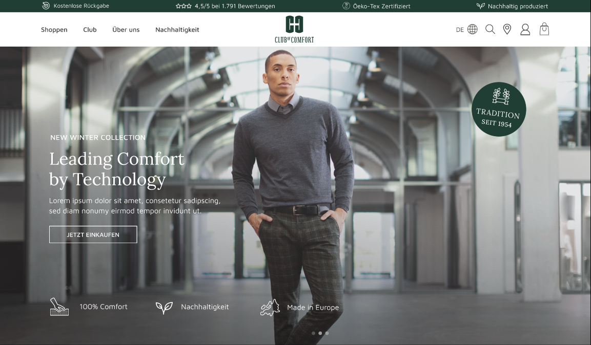 Ein junger Mann steht in einem modernen, von Glas und Stahl geprägten Architektur-Hintergrund. Er trägt einen dunklen Pullover und eine karierte Hose, blickt selbstbewusst in die Kamera. Das Bild ist Teil einer Webseite für Mode, die Nachhaltigkeit, Komfort und europäische Herstellung hervorhebt.