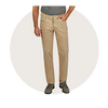 Mann trägt beige Chino-Hose mit normaler Passform, gerader Schnitt, seitlichen Eingrifftaschen und Gürtelschlaufen, kombiniert mit schwarzen Schuhen.