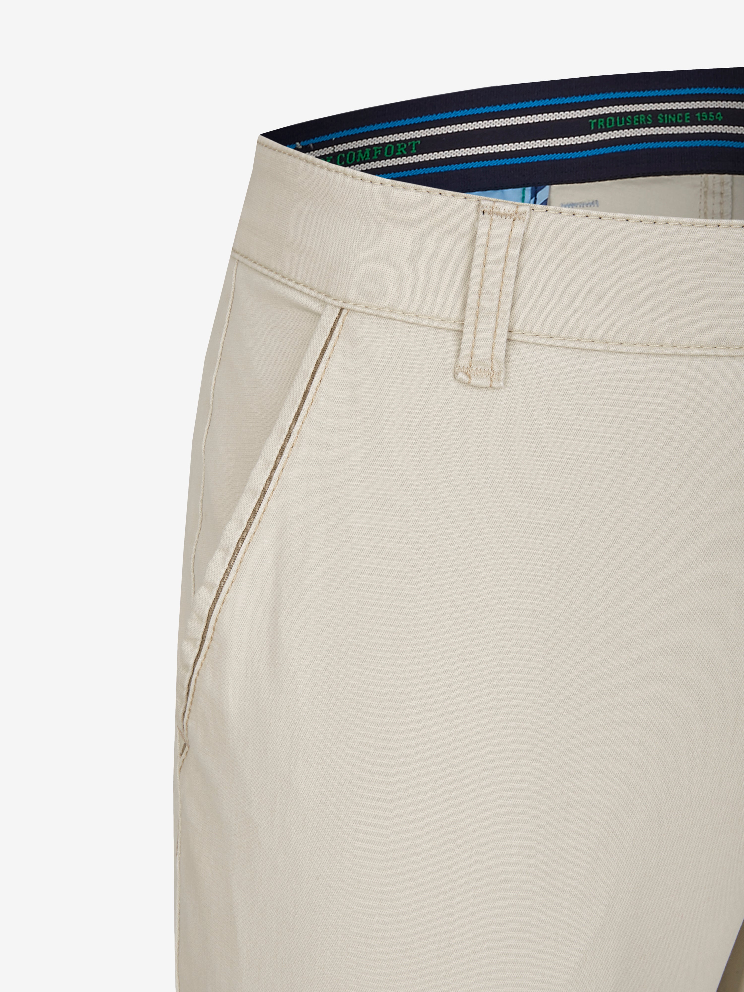 Hellbeige Flat Front-Hose GARVEY 6701 mit elastischem Komfortbund, Hemdenstopper, dezente Kontrast-Taschen, hergestellt aus Baumwoll-Broken-Twill mit High Stretch, sommerlicher Fade-Out-Färbung, normale Leibhöhe, schmaler Beinverlauf, geeignet für Frühjahr/Sommer, von Club of Comfort, mit nachhaltigen und angenehmen Trageeigenschaften.