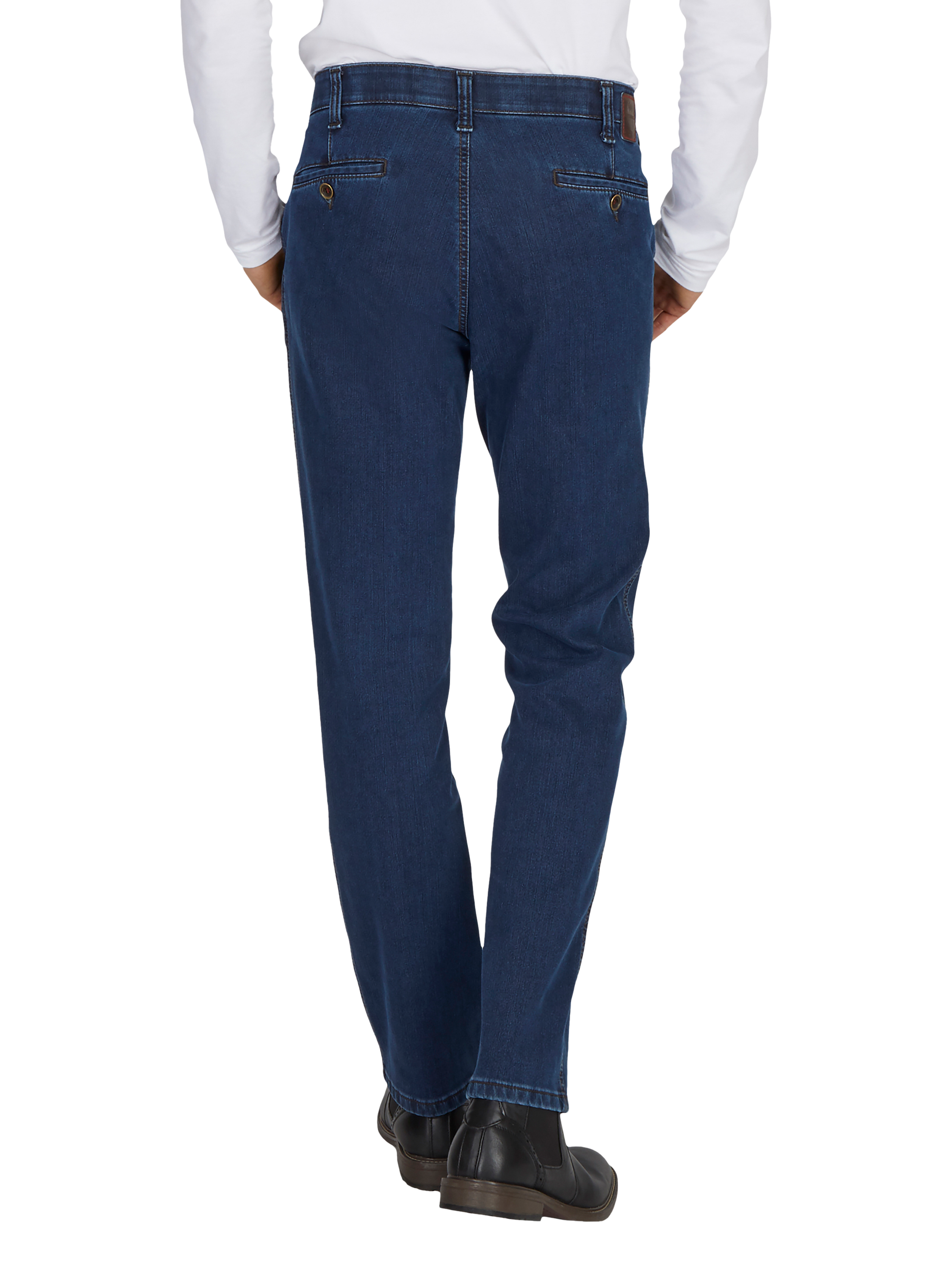 Frontansicht einer Person in einer jeansblauen GARVEY 6822 Flat Front-Hose mit elastischem Komfortbund, Bundverlängerung, Thermolite-Wärmeisolierung, Regular Fit und schmaler Fußweite, hergestellt aus High Stretch-Denim; die Person trägt schwarze Schuhe und ein weißes Hemd.