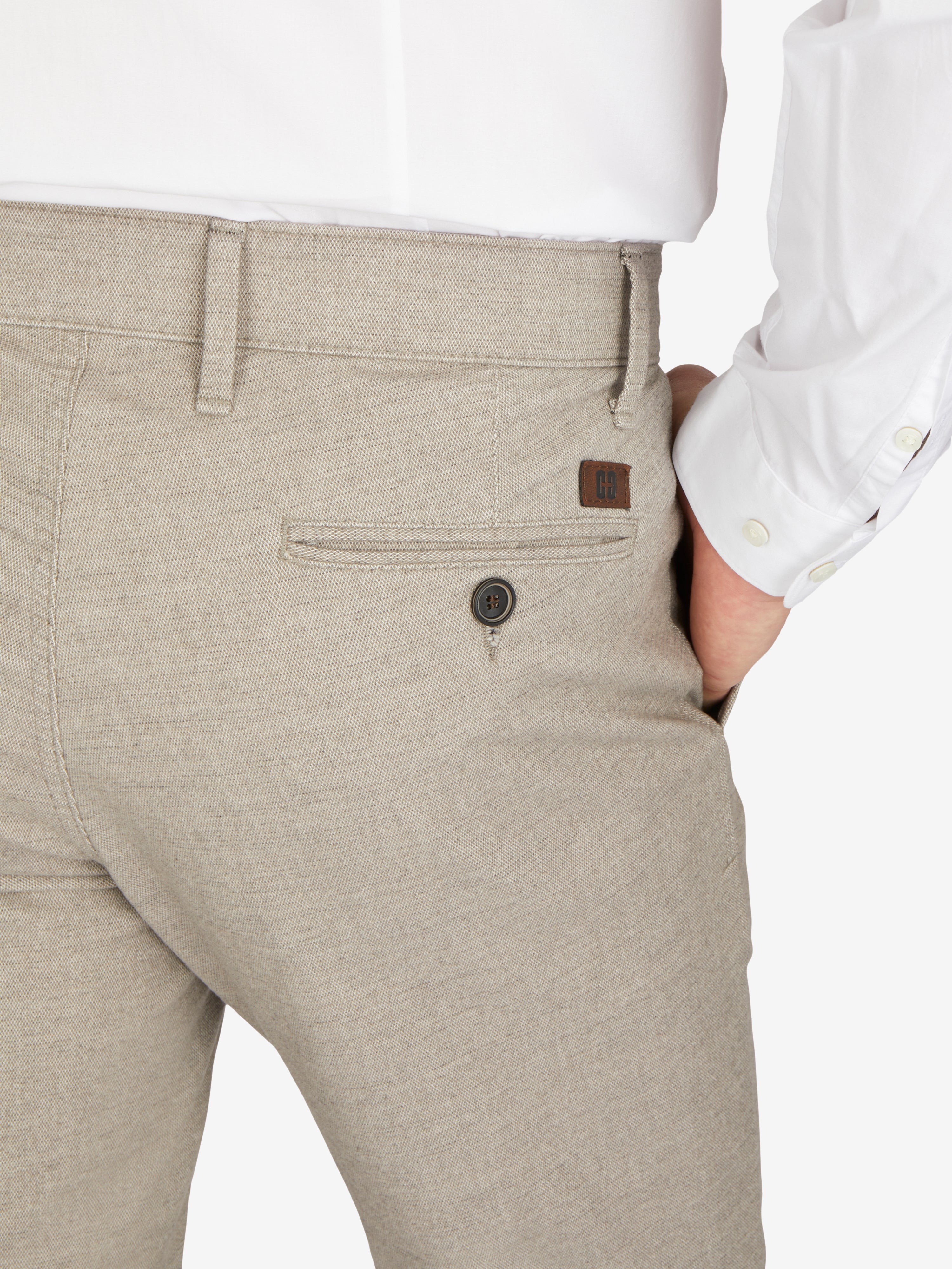 Nahaufnahme einer hellgrauen Melange-Flat-Front-Hose des Herstellers Club of Comfort, mit elastischem Komfortbund, Hemdstopper, Seitentaschen, Regular Fit, auf einem Modell mit weißem Hemd, ideal für Herbst/Winter.