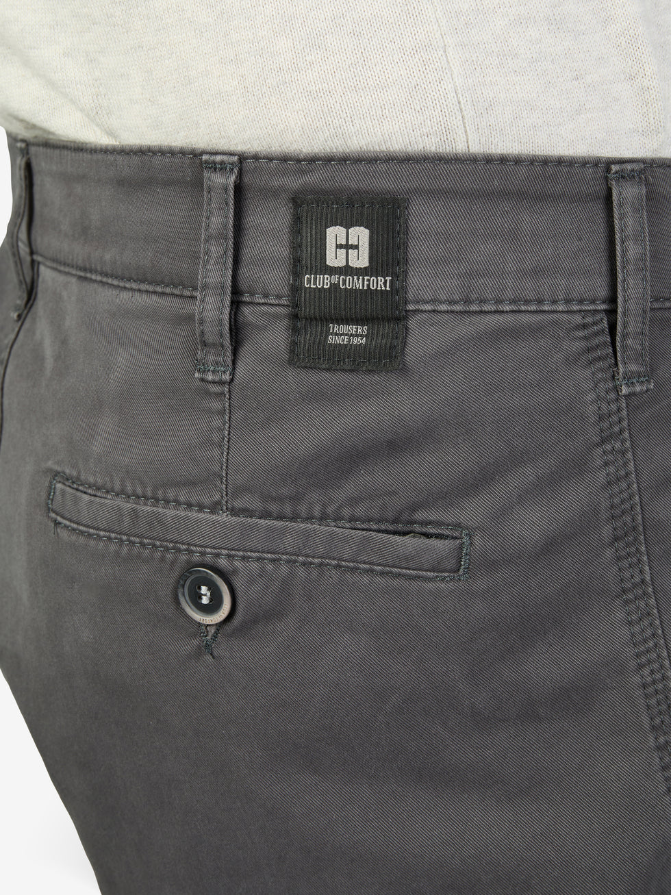 Nahaufnahme einer grauen DENVER 4402 Flat Front-Hose von Club of Comfort, mit elastischem Komfortbund, Hemdstopper und Reißverschluss-Sicherheitstasche in der rechten Gesäßtasche, aus softem Baumwoll-High Stretch-Material.