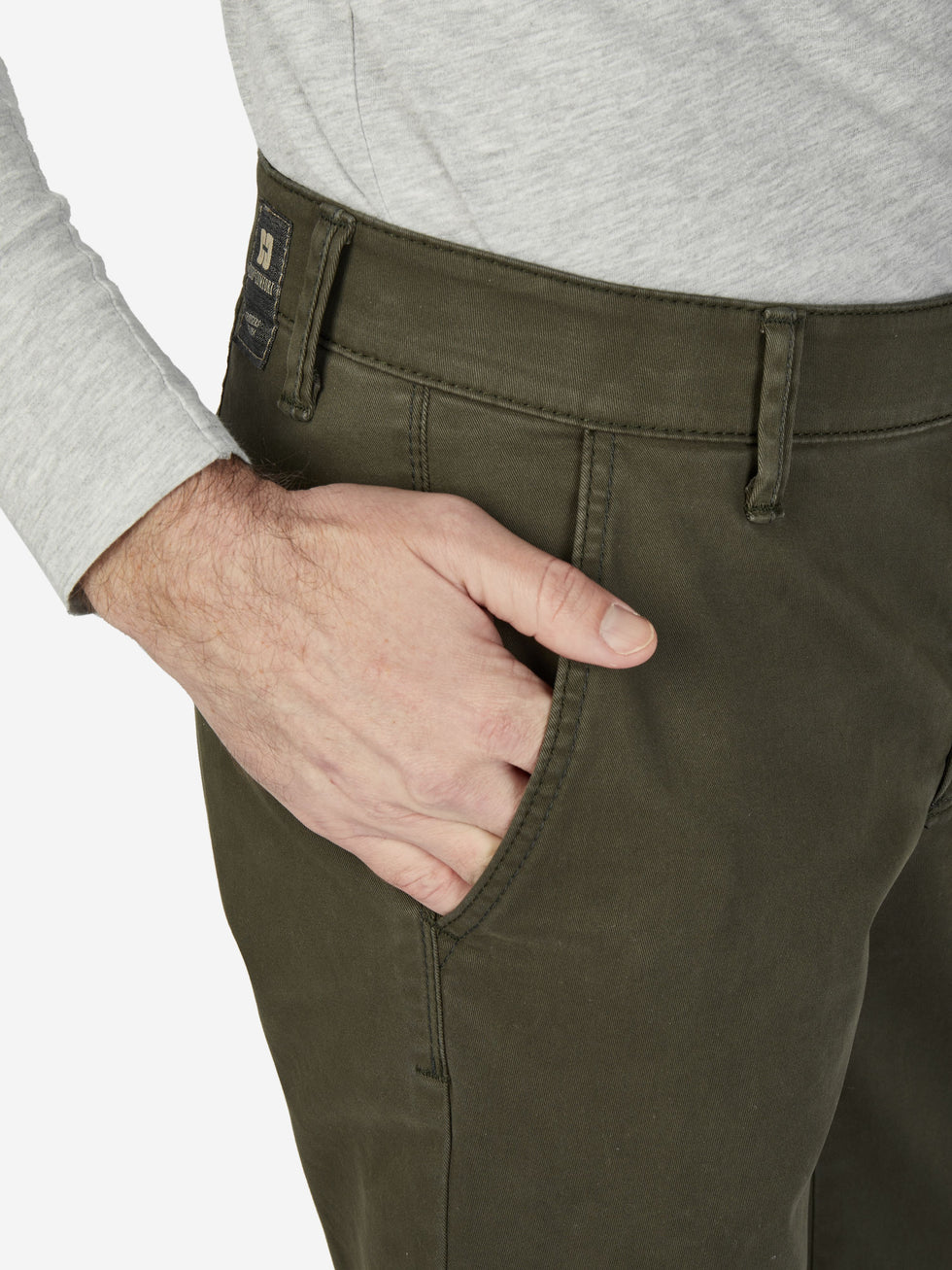 Nahaufnahme einer Herren-Hose in Steingrau, mit elastischem Komfortbund, Hemdenstopper, geradem Bein und hoher Elastizität, hergestellt von Club of Comfort, aus hochelastischem Baumwoll-Gabardine, geeignet für Herbst/Winter, mit Fokus auf den Bund und Tasche.