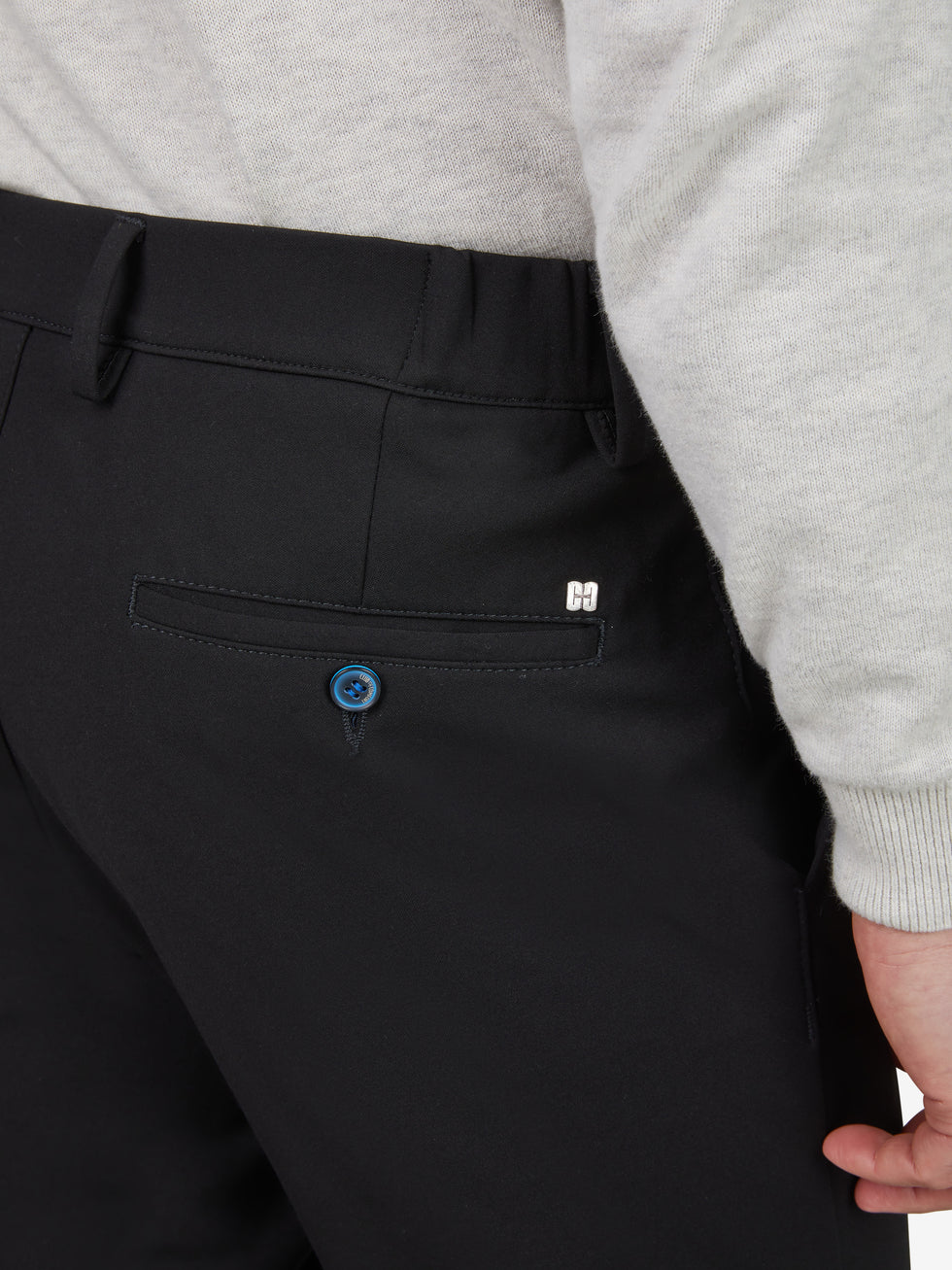 Produktbild der schwarzen FOXX 8240 Chino-Hose von Club of Comfort mit Slim Fit, elastischem Smokbund, Hemdstopper, seitlicher Rücken-Tasche mit Knopf, mittlerer Leibhöhe, und hoch elastischem Polyamid-Viskose-Mix.