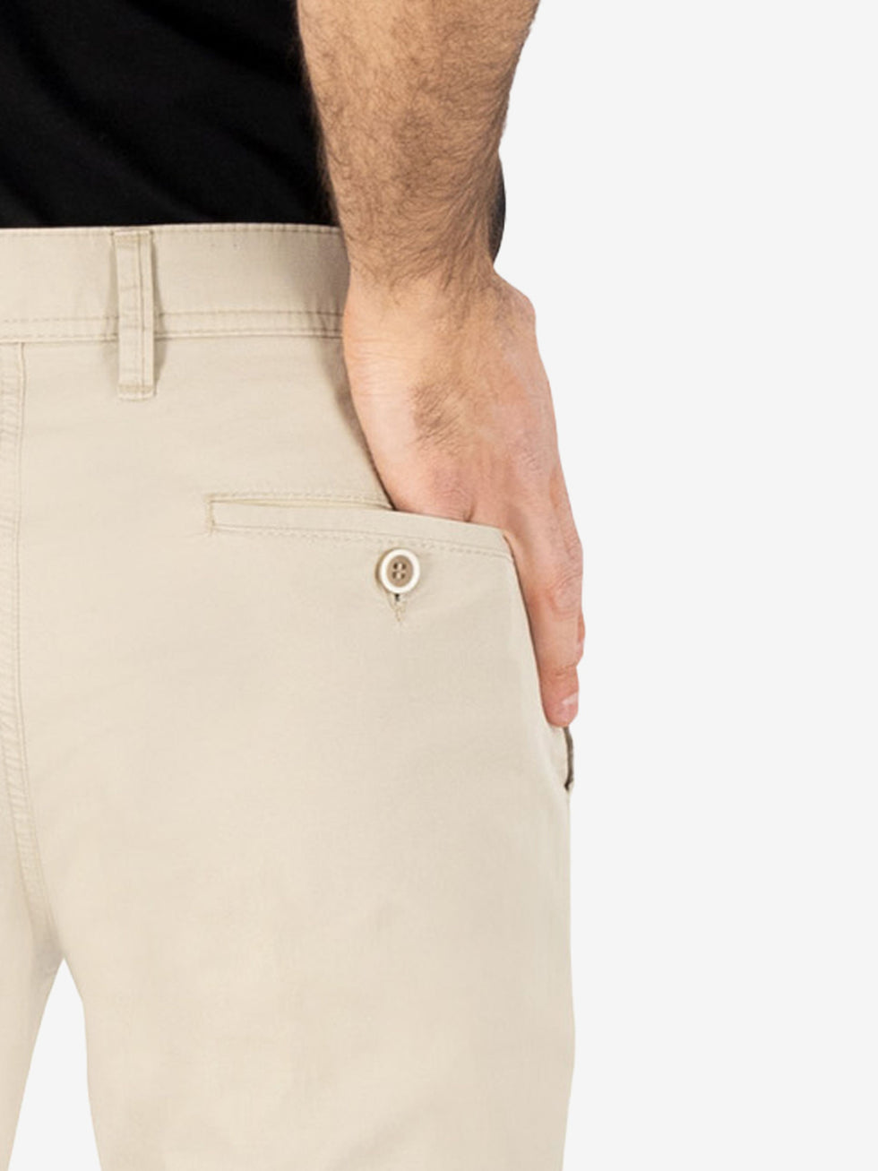 Nahaufnahme einer hellbeigen Flat Front-Hose aus Baumwolle mit elastischem Komfortbund und Hemdstopper, Hersteller Club of Comfort, mit COLDBLACK-Ausrüstung, reguläre Leibhöhe, schmaler Beinverlauf, ideal für Frühjahr/Sommer, sportive Chino-Optik, zeige eine Person, die die Tasche an ihrer Hose berührt.
