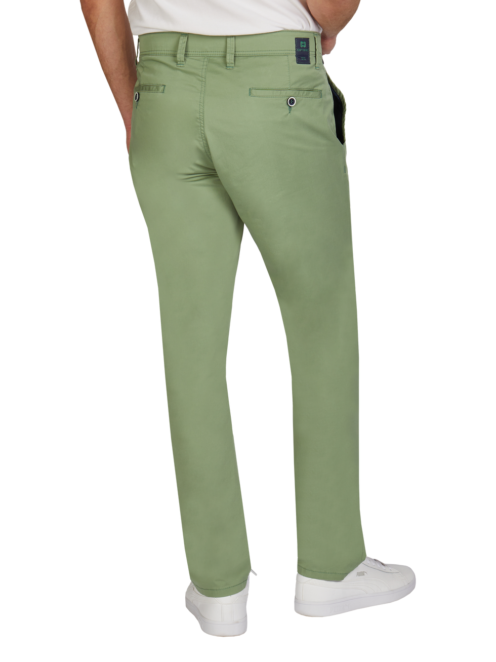 Bequeme hellgrüne Flat Front-Hose von Club of Comfort mit elastischem Komfortbund, Hemdstopper, Regular Fit, aus nachhaltiger Baumwolle mit COLDBLACK-Ausrüstung, made in Green by Oeko-Tex, geeignet für Frühjahr/Sommer, schmalere Fußweite, Modell trägt weiße Sneakers.
