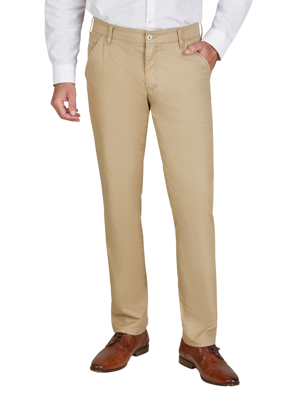 Ein Mann trägt beige Chino-Hosen, ein weißes Hemd und braune Lederschuhe. Sein linker Arm ist an seiner Seite, während seine rechte Hand in die Hosentasche steckt.