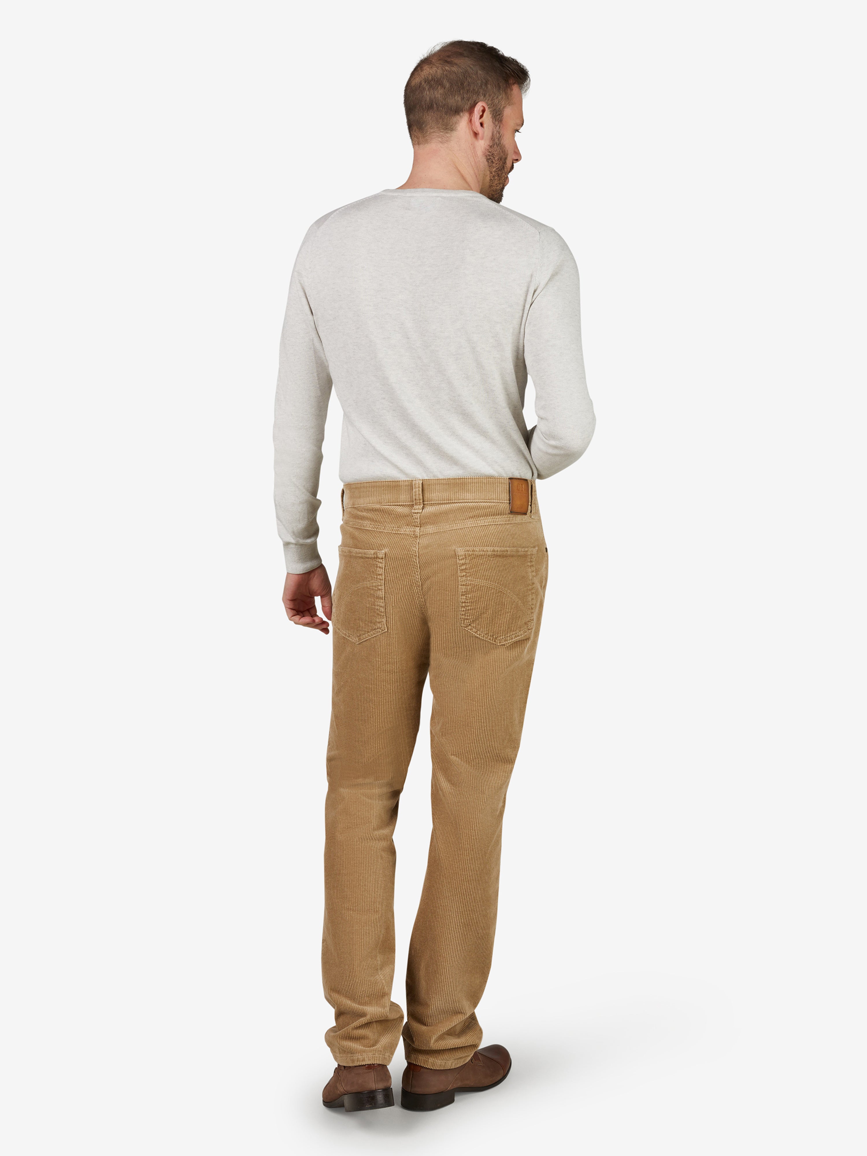 Mann trägt eine bequeme, hellbeige 6-Pocket Cordhose mit elastischem Komfortbund, Mobile Pocket in der rechten Vordertasche, und schmalem Bein. Rückenansicht, Hersteller: Club of Comfort, Modell HENRY 8202, ideal für Herbst/Winter, High Stretch, Made in Green.