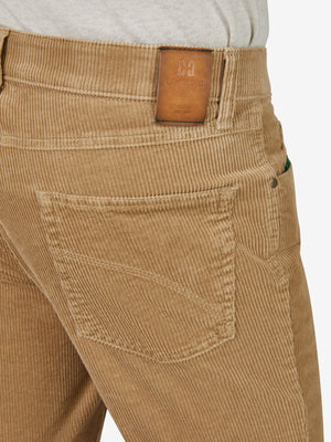 Nahaufnahme der hellbeigen HENRY 8202 Cordhose von Club of Comfort mit elastischem Doppelstoffbund, Hemdstopper, 6-Pocket-Design, sichtbarer "Mobile Pocket" in der rechten Vordertasche, aus High Stretch Cord mit weichem Griff, normale Leibhöhe, schlankes Bein, Herbst/Winter, Made in Green by Oeko-Tex.