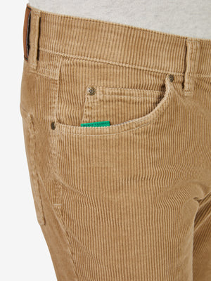 Hellebeige Cordhose von Club of Comfort, Modell Henry 8202, mit 6-Pockets, elastischem Doppelstoffbund, Hemdstopper und separater Mobile Pocket in der rechten Vordertasche für Smartphone. Hochstretch, Regular Fit, Made in Green by Oeko-Tex, Herbst/Winter.