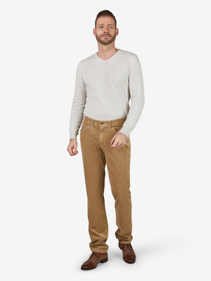 Mann trägt eine beige Cord-Hose vom Modell HENRY 8202 mit 6-Pocket, elastischem Doppelstoffbund, Mobile Pocket, Regular Fit, high Stretch, aus weichem Cord, hergestellt von Club of Comfort, geeignet für Herbst/Winter.