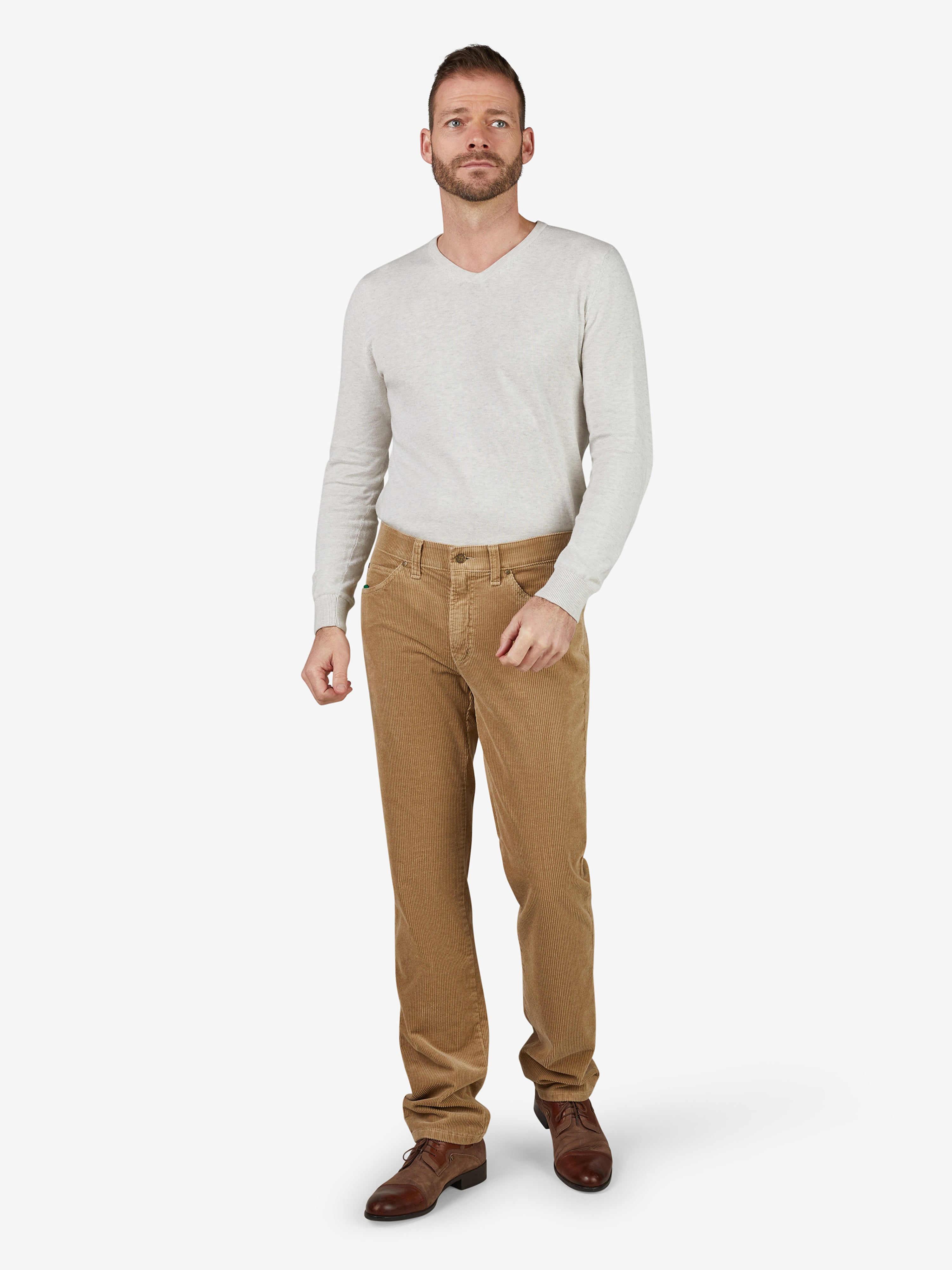Mann trägt eine beige Cord-Hose vom Modell HENRY 8202 mit 6-Pocket, elastischem Doppelstoffbund, Mobile Pocket, Regular Fit, high Stretch, aus weichem Cord, hergestellt von Club of Comfort, geeignet für Herbst/Winter.