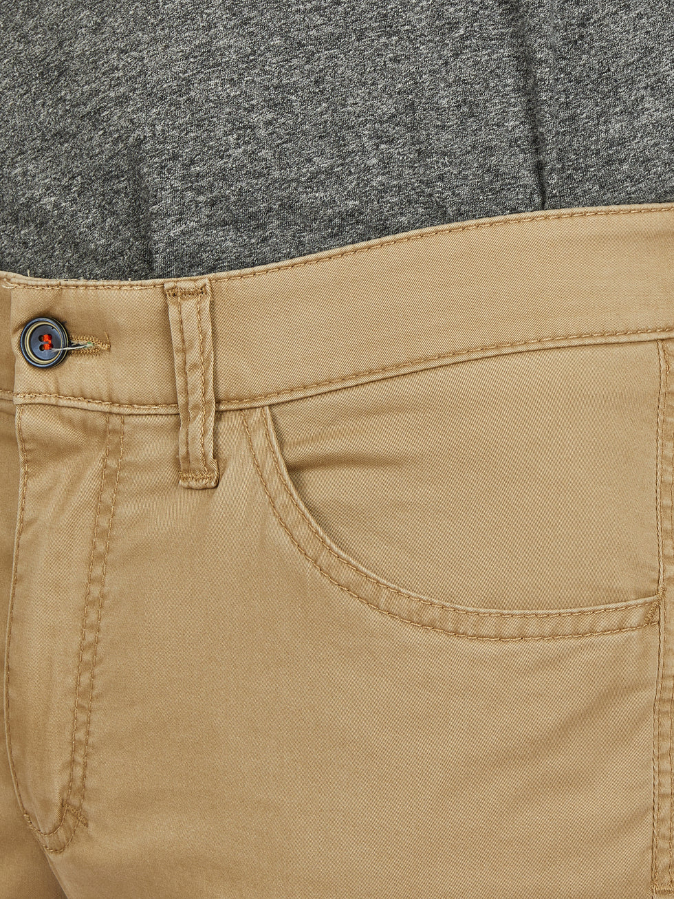 Nahaufnahme einer beigen Baumwoll-Hose (Model MARVIN 7708) mit elastischem Comfortbund, Hemdenstopper, modifizierter 5-Pocket-Design, doppelt paspelierter Münztasche, schlankem Bein, normaler Leibhöhe, hergestellt von Club of Comfort, Frühling/Sommer, mit weichem Griff und stilvoller Optik.