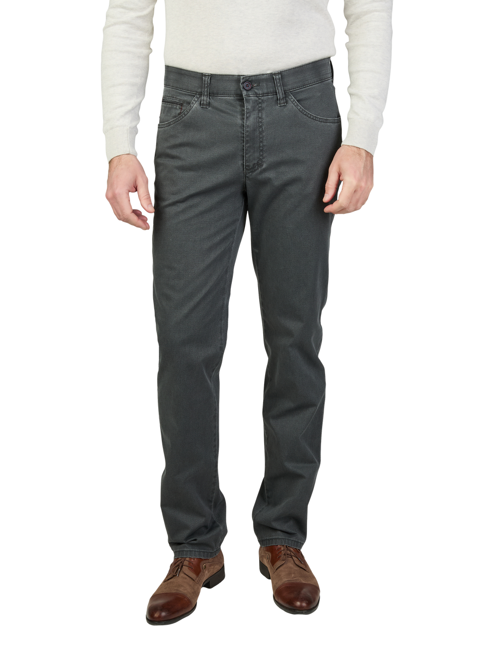 Herrenjeans in Dunkelgrau, locker sitzend mit Gürtelschlaufen, sichtbarer Reißverschluss und Knopf. Das Model trägt braune Lederstiefel und eine lange weiße Strickjacke. Der Hintergrund ist transparent.