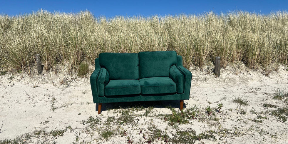 Grünes Samtsofa von Club of Comfort mit Eichenholzfüßen, Maße: 150x83x85 cm, Sitzhöhe 39 cm, Kissen 63x46 cm, max. Belastung 150 kg, 2-Sitzer, elegantes Design, geeignet für entspannte Momente.