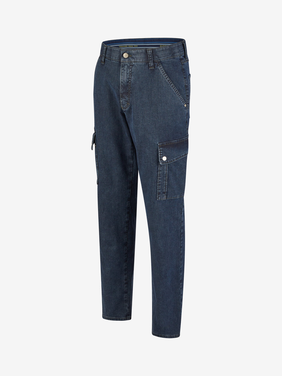 Blaue TANGO 8012 Cargohose im Tapered Fit aus High Stretch Denim mit elastischem Comfortbund, Hemdstopper, aufgesetzten Gesäßtaschen und Beintaschen mit Patte und Druckknopf. Modell mit normaler Leibhöhe, mehr Platz an Gesäß und Oberschenkel, schmalem Beinverlauf, Hersteller Club of Comfort.